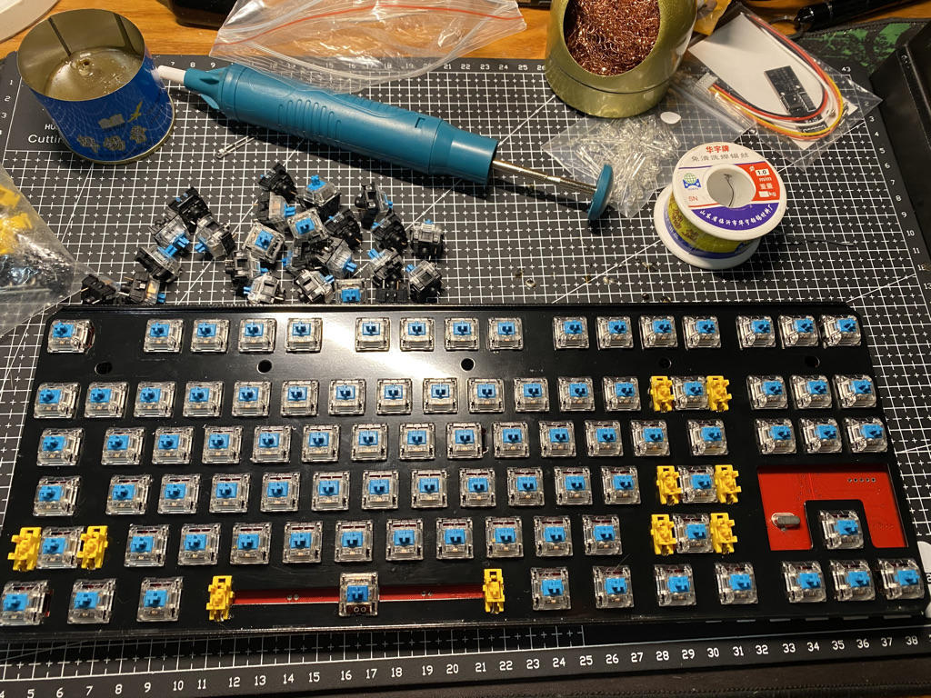 这把键盘用的ttc青轴，声音清脆，手感不错