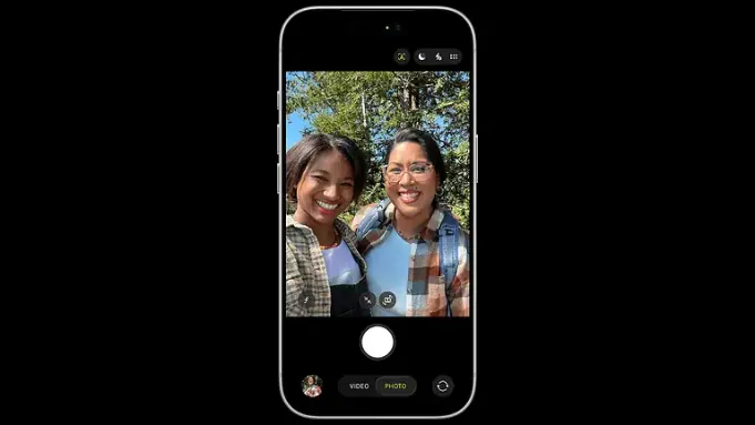 iPhone 17e 的 Center Stage 前置摄像头，让 FaceTime 和视频通话体验更上一层楼