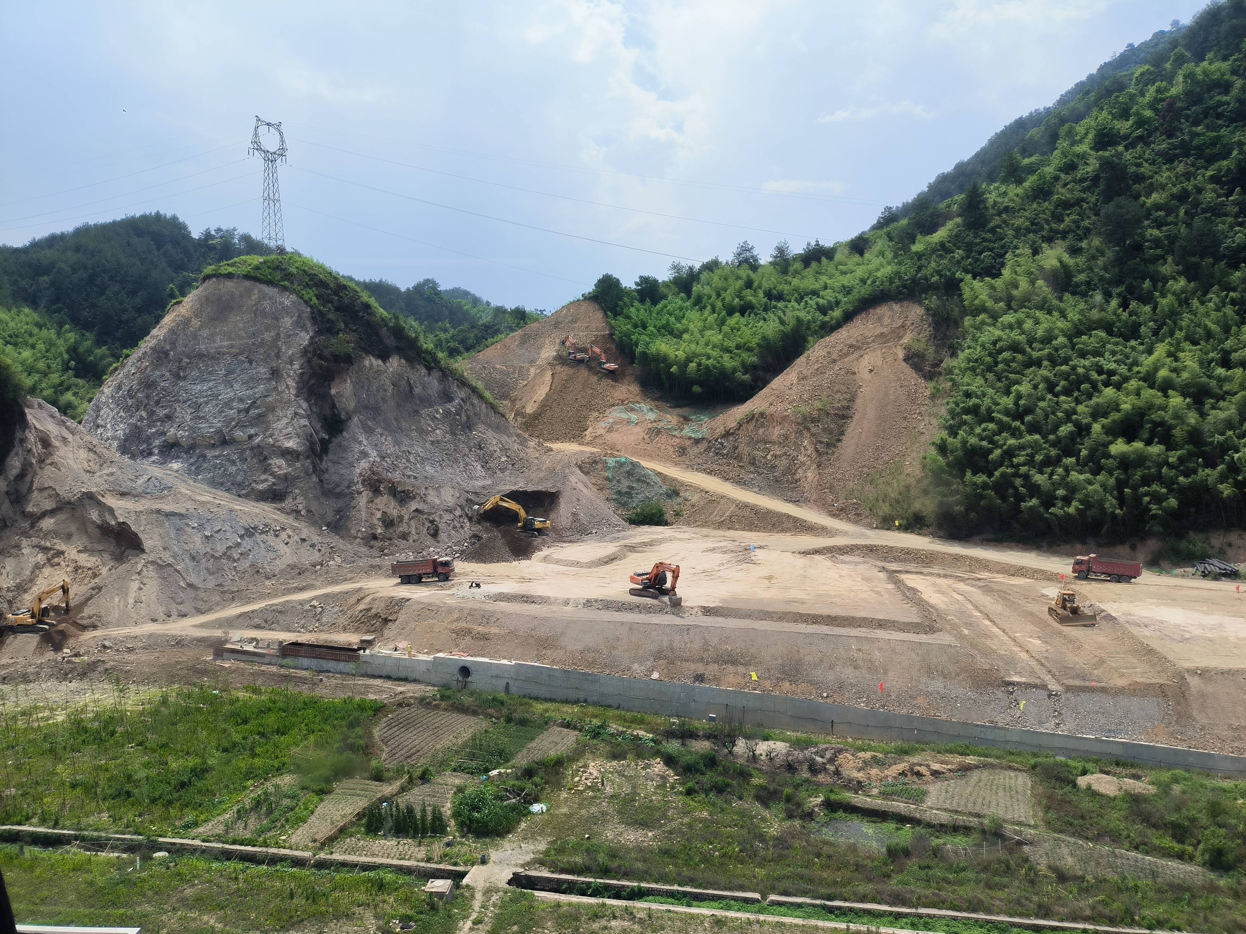 挖掘机将农村的天空划出伤口