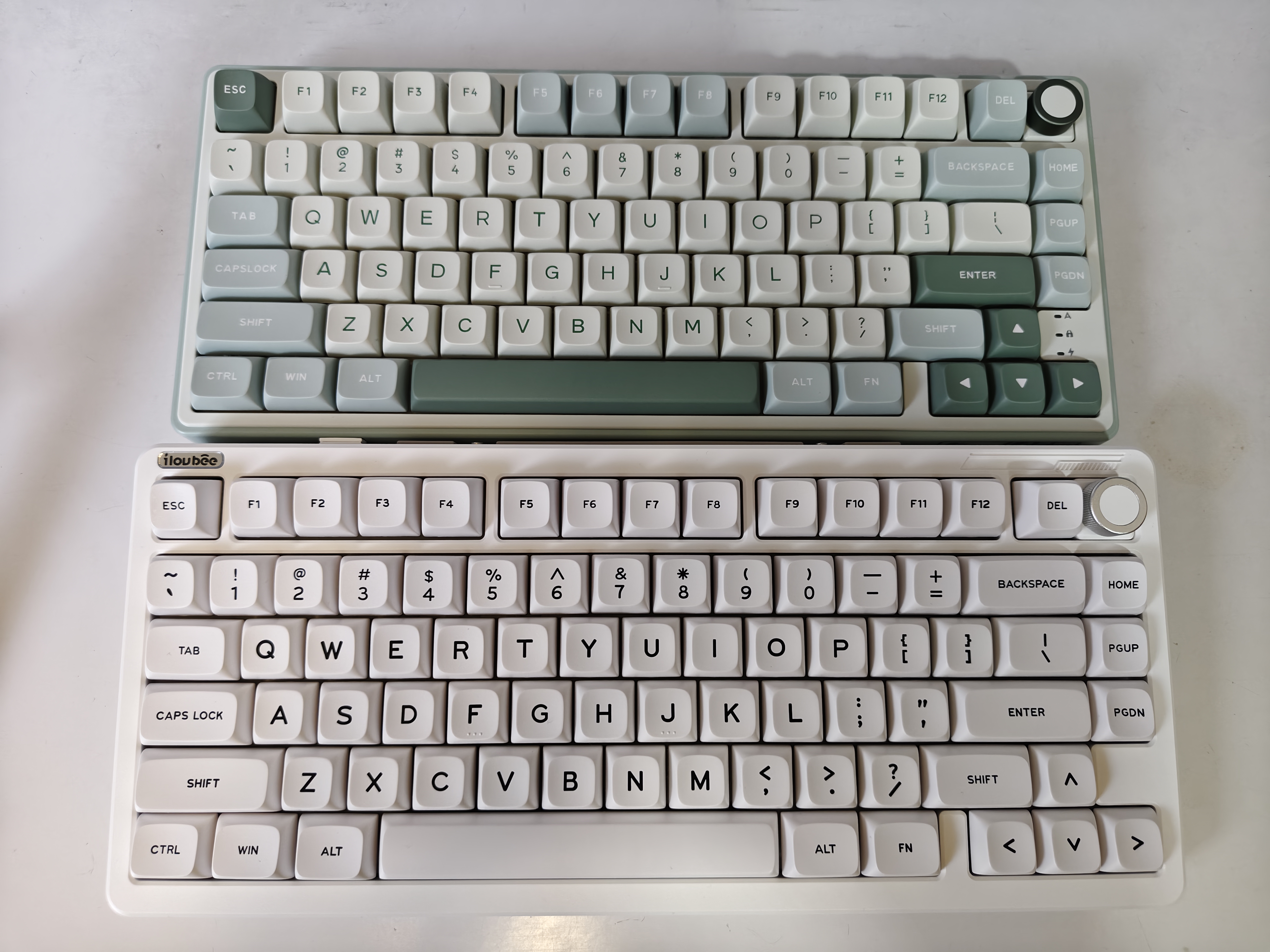 上：RK R75pro，下：ilovbee B75。看起来像是同一个模子刻出来的，实际也是如此，因为 RK 和 ilovbee 本质上是同一个公司，不过材质分别是塑料和胶坨坨